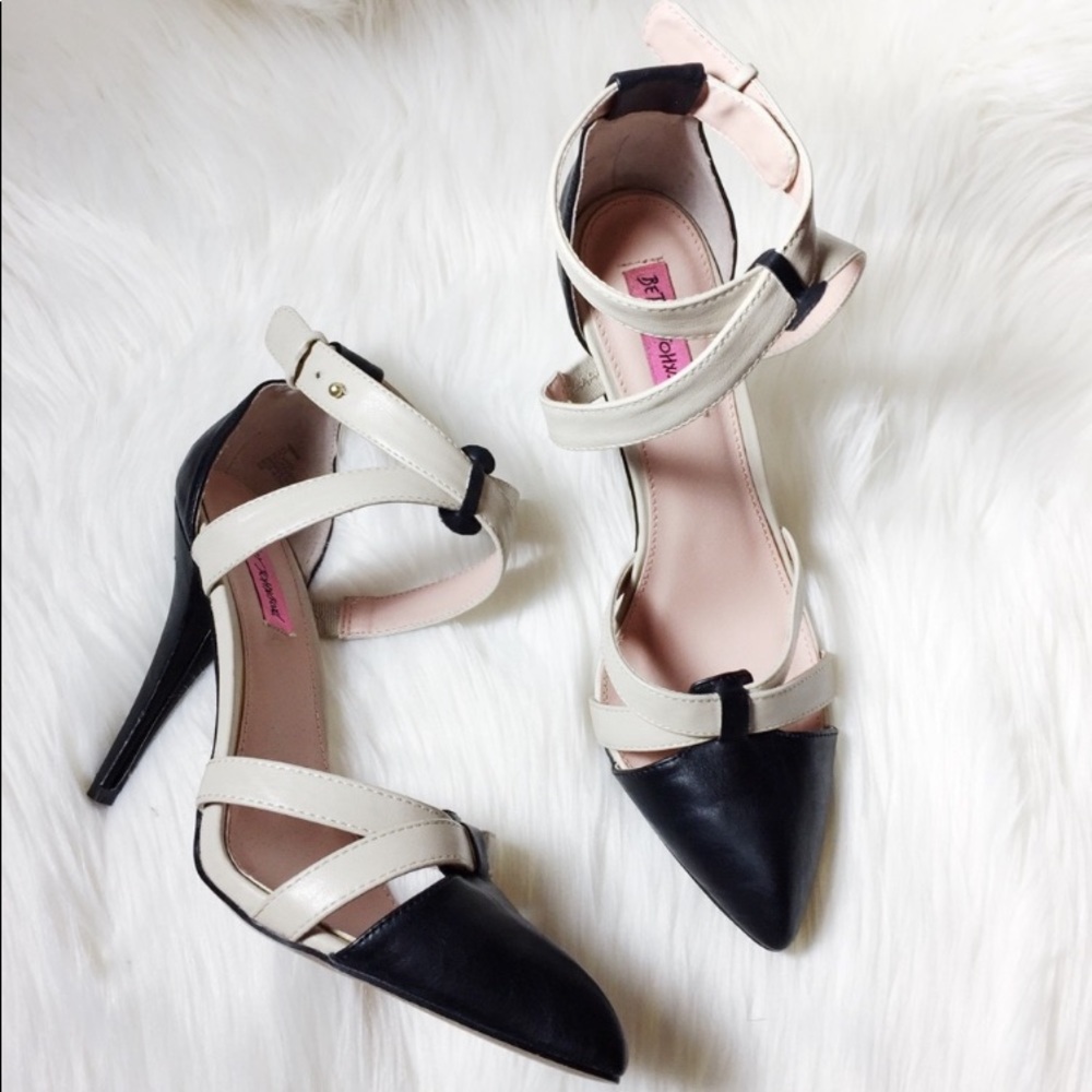 BETSEY JOHNSON COLORBLOCK HEELS BEIGE & BLACK 4” TWO TONE PINUP ROCKABILLY SZ 9
